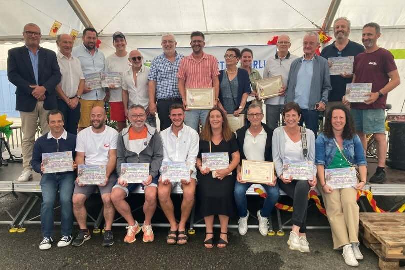 Pyrénées Atlantiques : remise de trophées au comité des fêtes de Garlin