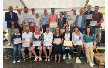 Pyrénées Atlantiques : remise de trophées au comité des fêtes de Garlin